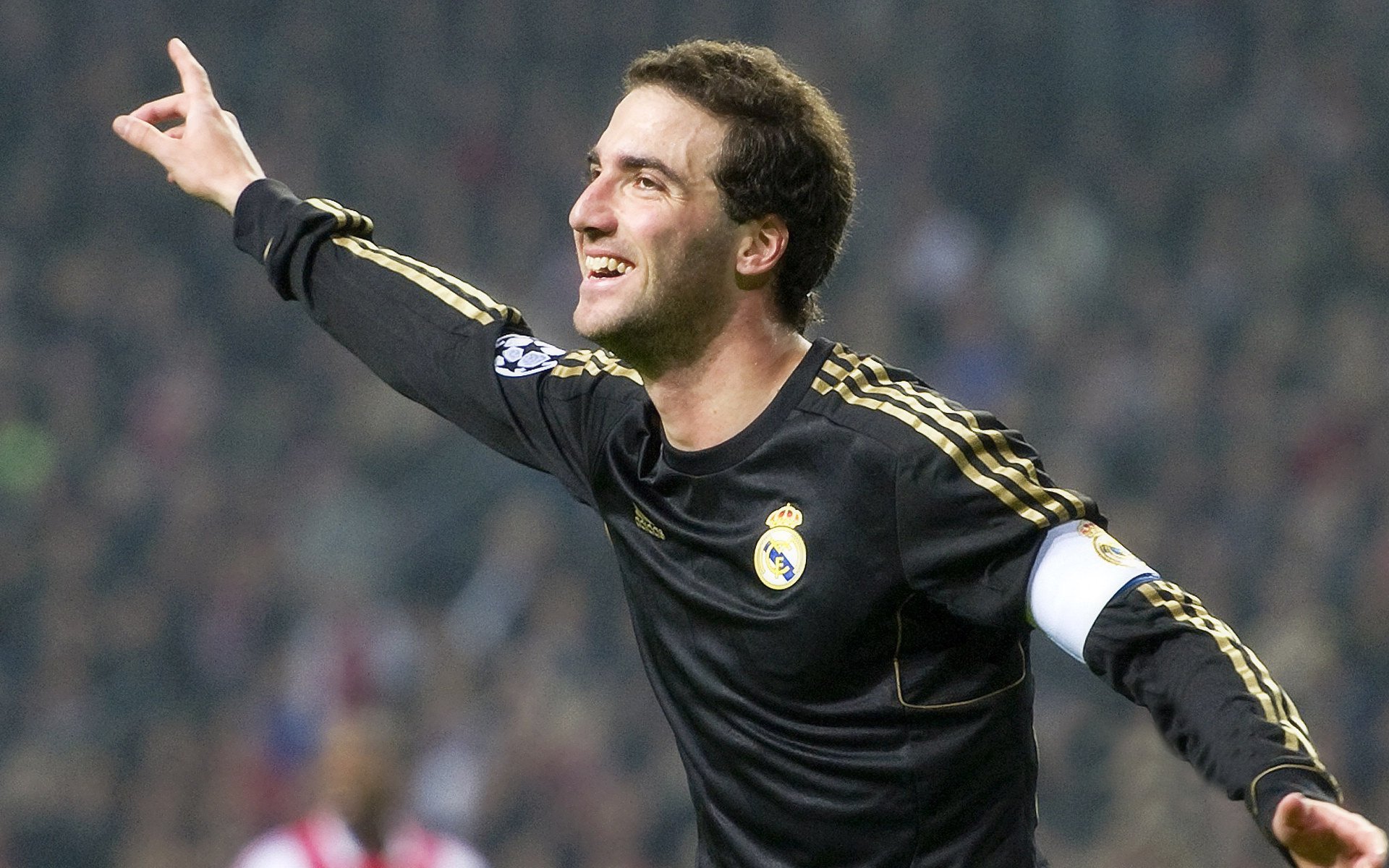 骑士精神驰骋赛道，当马克西在F1争冠战中粉碎雷霆