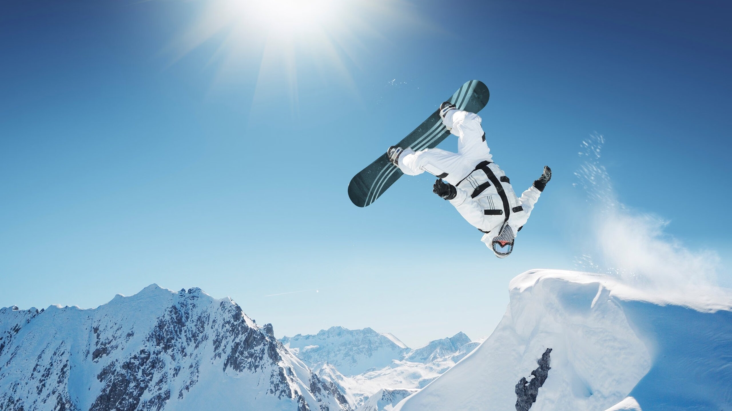 赛道上的毫厘之争，红牛车队险胜梅赛德斯，佩雷兹带队取胜